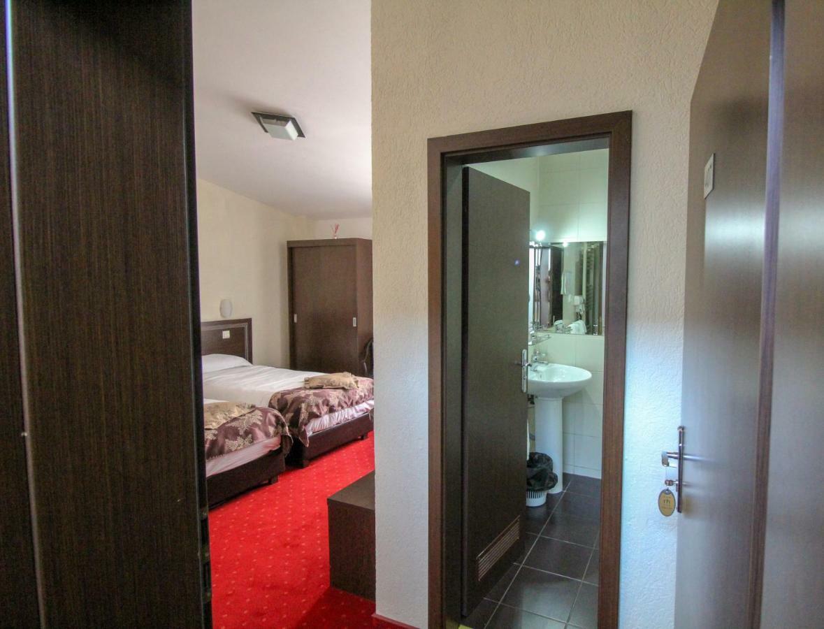 Hotel Razvan Bukarest Exterior foto
